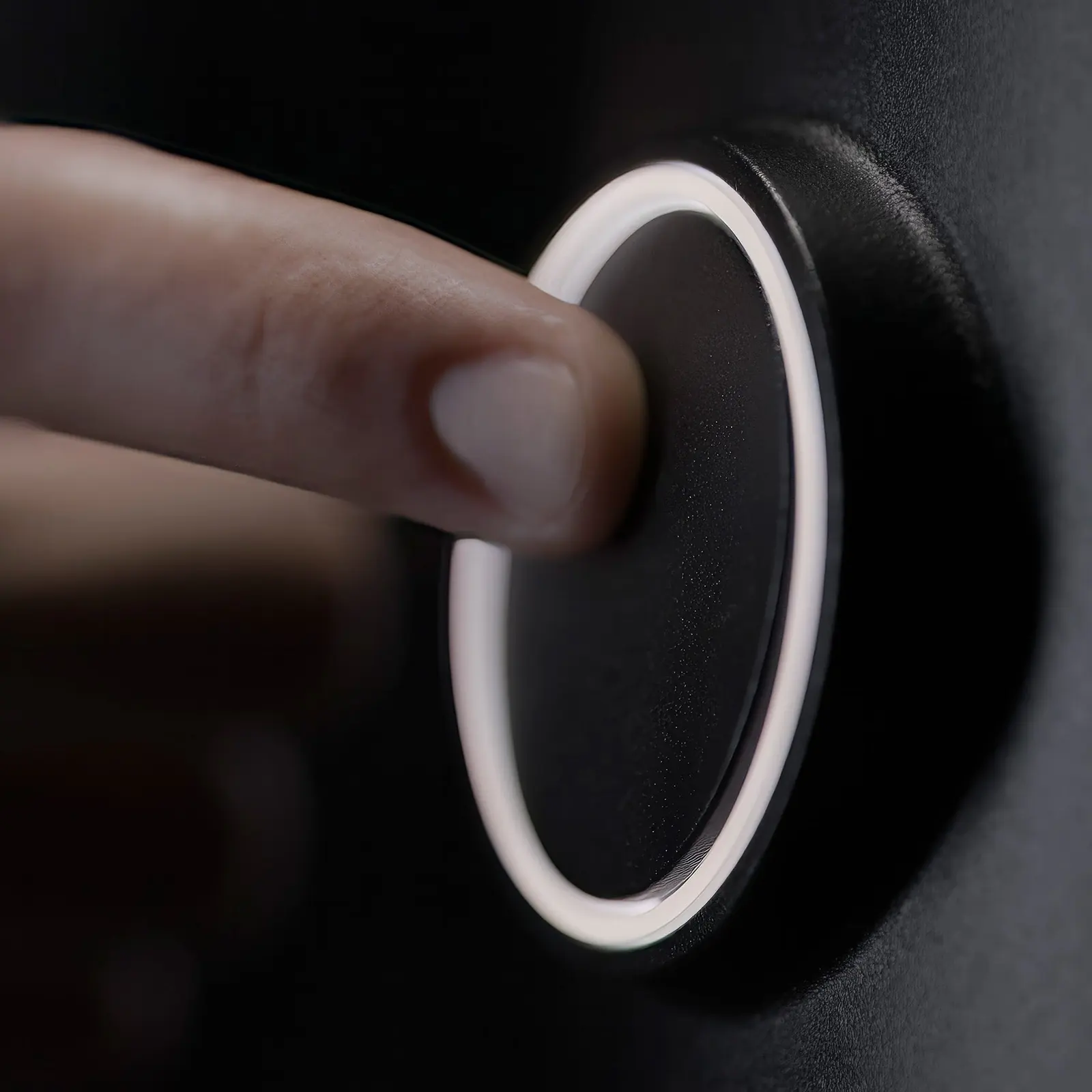 Illuminated power button of the EK Omnia